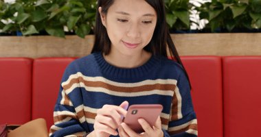 Kadın kullanım cep telefonu siparişi coffee shop için