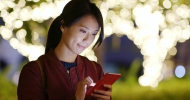 Kadın Noel dekorasyonu ile online cep telefonu kullanımı 