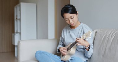 Kadın oyun ukulele evde