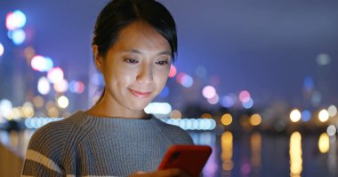 Kadın geceleri smartphone üzerinde kontrol