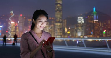 Gece kadın onay üstünde hareket eden telefon