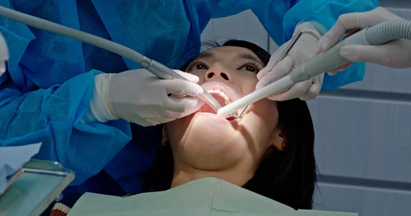 Mulher Passa Por Atendimento Odontológico Clínica — Fotografia de Stock