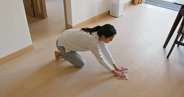 Asiatin Putzt Hause Den Boden Und Bereitet Sich Auf Das — Stockfoto