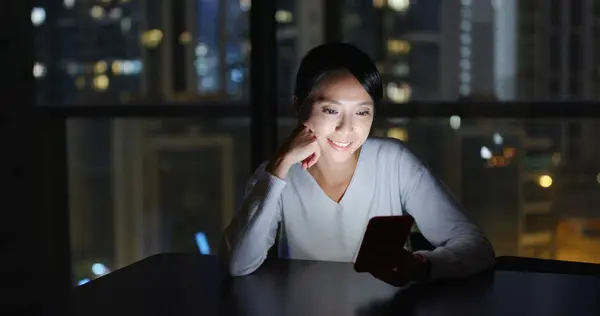 Mujer Uso Teléfono Inteligente Por Noche —  Fotos de Stock