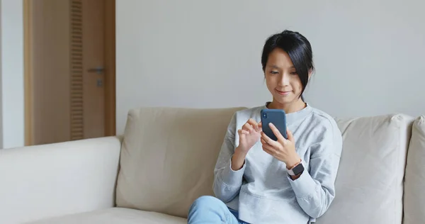 Young Woman Use Smartphone Home — Stock Photo, Image