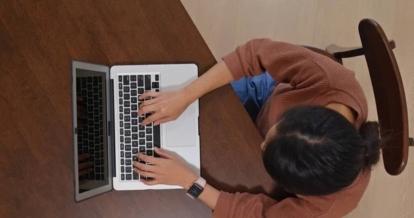 Mujer Uso Computadora Desde Arriba — Foto de Stock