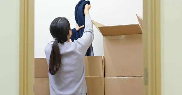 Frau Findet Etwas Pappschachtel — Stockfoto