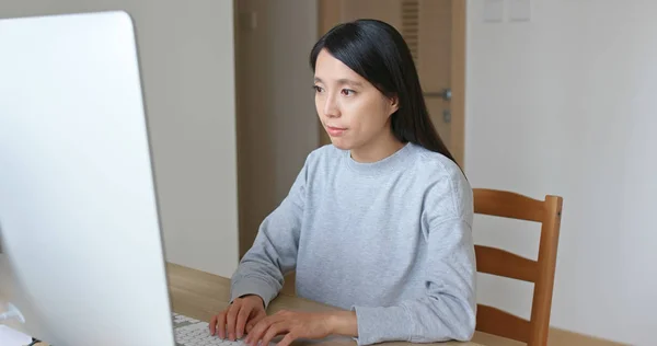 Kvinnan Arbetar Dator — Stockfoto