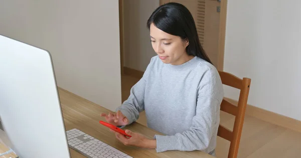 Woman Use Computer Cellphone — Stock Photo, Image