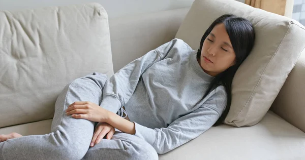 Mujer dormir en el sofá en casa — Foto de Stock