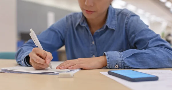 Aziatische Vrouw Studeren Bibliotheek — Stockfoto