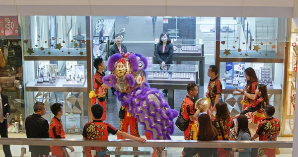 Wong Tai Sin, Hong Kong 16 febrero 2019: Danza del león chino para — Foto de Stock