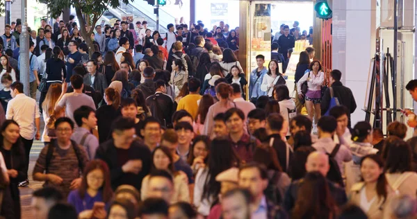 Causeway Bay, Hongkong-22 februari 2019: druk van mensen Cro — Stockfoto