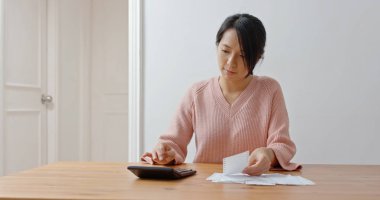 Kadın günlük kullanım giderlerini hesaplar 