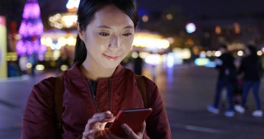 Kadın geceleri şehir cep telefonu üzerinde kontrol