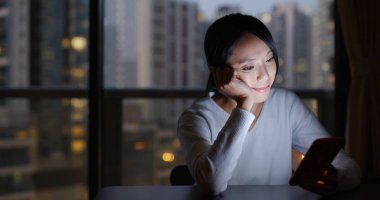 Cep telefonu evde kadın çeke