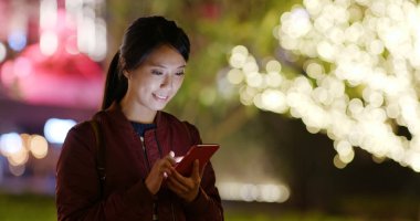 Kadın Noel dekorasyonu ile online cep telefonu kullanımı 