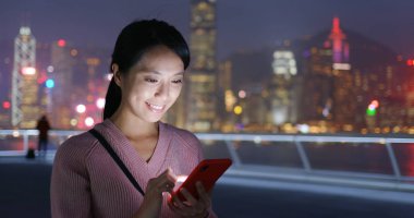 Kadın geceleri smartphone üzerinde kontrol