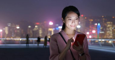 Kadın geceleri smartphone üzerinde kontrol