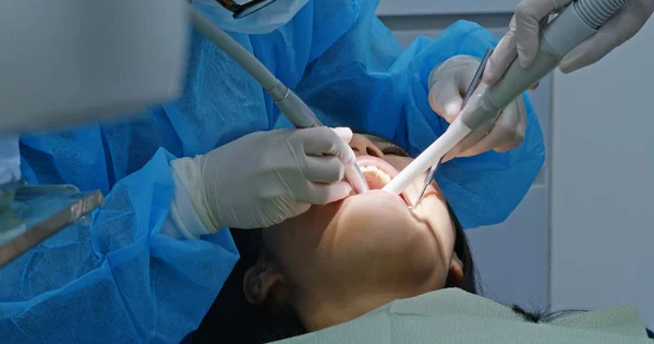 Kobieta Umyć Zęby Klinice Stomatologicznej — Zdjęcie stockowe