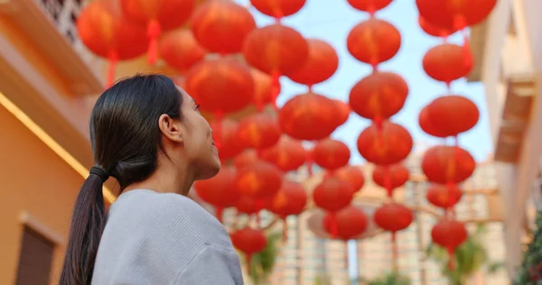 Mulher Jovem Olhar Para Lanternas Vermelhas Para Ano Novo Lunar — Fotografia de Stock