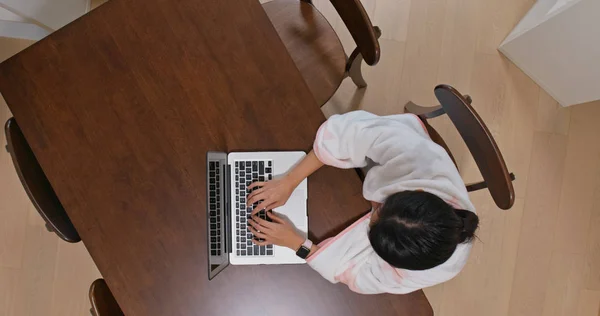 Mujer Uso Computadora Desde Arriba —  Fotos de Stock