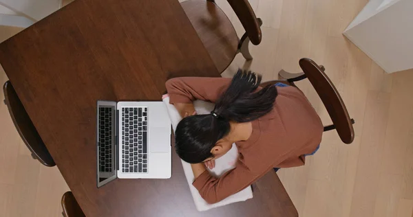 Vista Arriba Hacia Abajo Mujer Toma Una Siesta Mesa Con — Foto de Stock