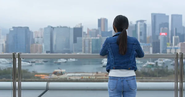 Vrouw Kijk Rond Het Uitzicht Stad — Stockfoto