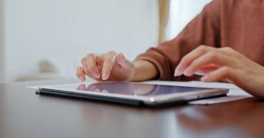 Evde kadın tablet bilgisayar kullanımı