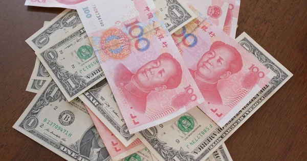 Contando chinês RMB e USD, guerra comercial, conceito — Fotografia de Stock
