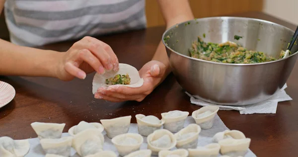 Mulher fazer com bolinho de carne chinesa — Fotografia de Stock