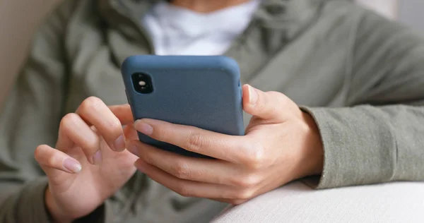 Primer Plano Mujer Toque Teléfono Inteligente — Foto de Stock