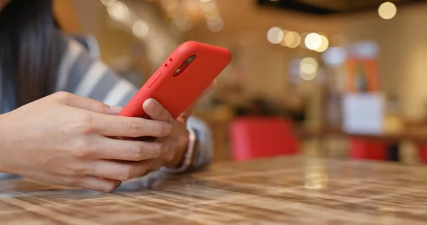 Woman Use Mobile Phone Restaurant — Stock Photo, Image