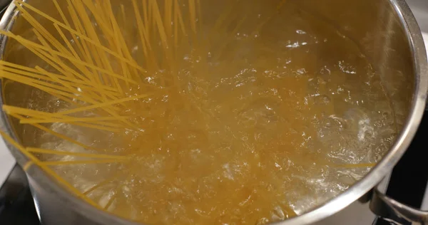 Cucinare Gli Spaghetti Sui Fornelli Vicino — Foto Stock