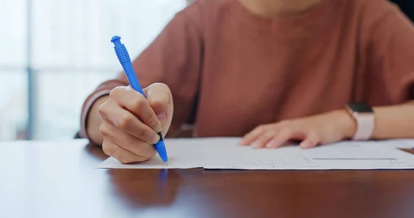 Mujer estudiar en casa y escribir en papel —  Fotos de Stock