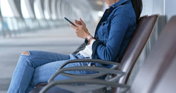 Vrouw Gebruik Van Mobiele Telefoon Buitenlucht — Stockfoto