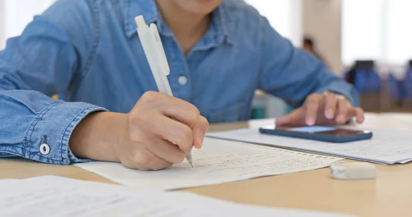 Woman study at library — Stock Photo, Image