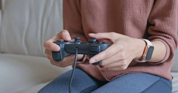 Kobieta gra w gry wideo w domu — Zdjęcie stockowe