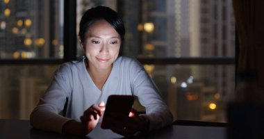 Evde kadın cep telefonu kullanımı