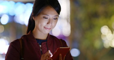 Belgili tanımlık smartphone kadın göz geceleri