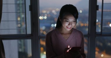 Akşamları evde cep telefonu kullanan kadınlar