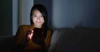 Gece kadın cep telefonu kullanımı