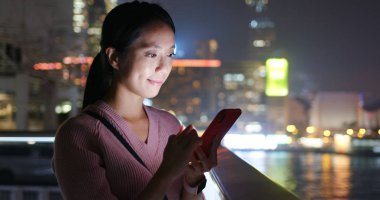 Kadın geceleri smartphone şehir içinde kullanımı