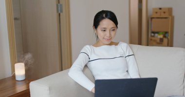 Kadınlar evde bilgisayarla çalışıyorlar.