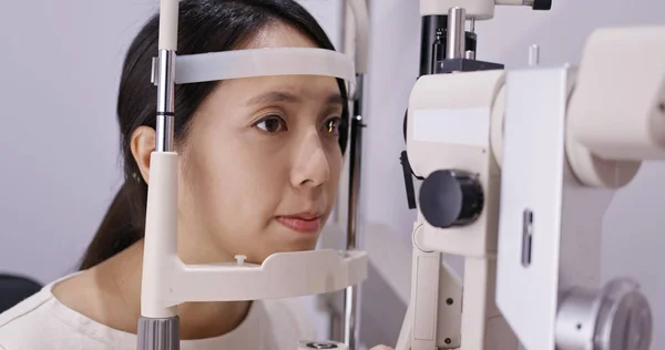 Молодая Женщина Проверяет Зрение Клинике — стоковое фото