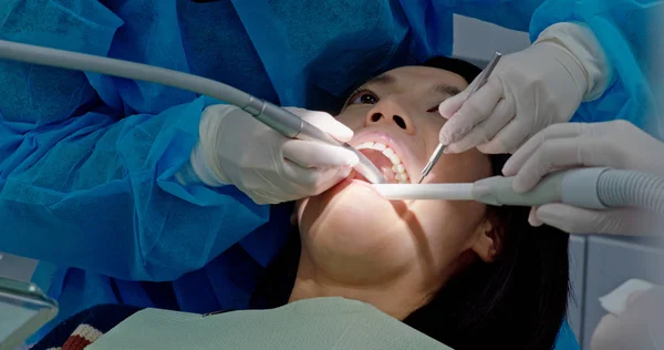 Mulher Com Cuidados Dentários — Fotografia de Stock