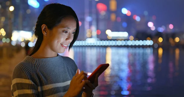 妇女在城市工作在智能手机在晚上 — 图库照片