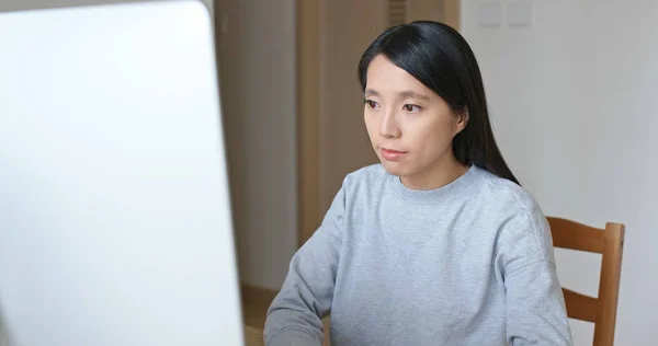 自宅でデスクトップコンピュータ上の女性の仕事 — ストック写真