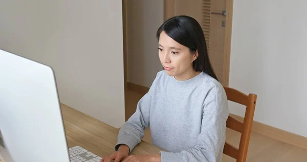 Vrouw Werken Computer Thuis — Stockfoto