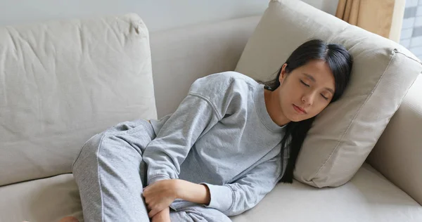 Frau schläft zu Hause auf Sofa — Stockfoto